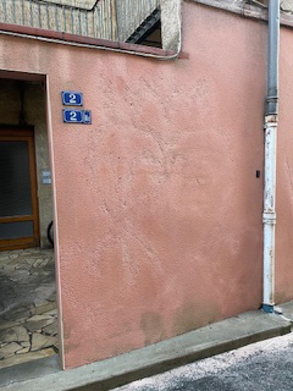 Nettoyage de graffiti sur un bâtiment classé à Rabastens (81) : une intervention professionnelle et respectueuse